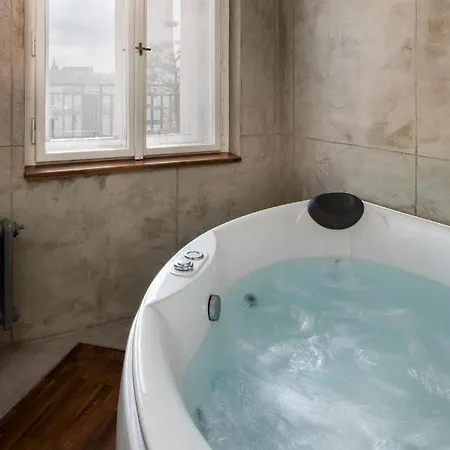 Luxurious Narodni
