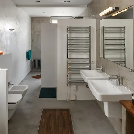 Luxurious Narodni