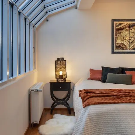 Luxurious Narodni