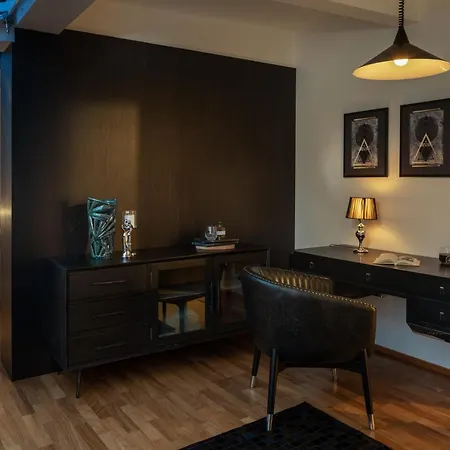 Luxurious Narodni *